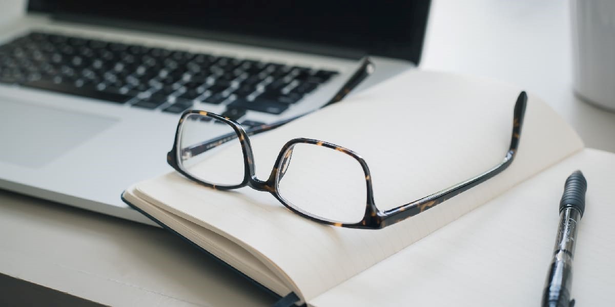 Picture with a white background with glasses and laptop