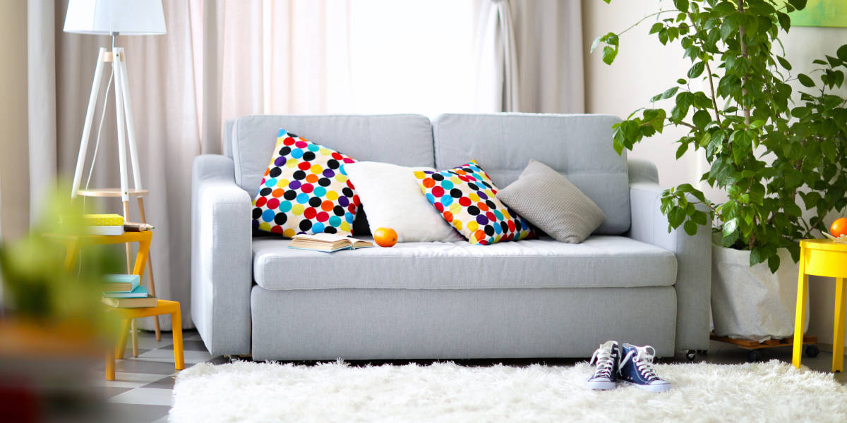 A house and a clipboard with a checklist beside each other, a pen in the corner